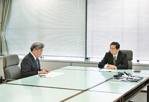 廃炉について説明する八木社長(左)と西川福井県知事(右)