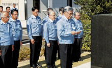 8月9日（日）、「安全の誓い」の碑の前で、安全最優先の事業活動を誓う八木社長