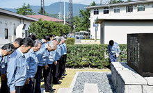 8月10日（月）、事故発生時刻に、全社の各職場と一斉に黙祷を行う八木社長（前列左から4人目）