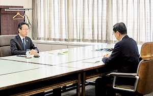 西川福井県知事に報告する岩根社長（左）
