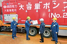 世耕経済産業大臣（右から2人目）のご視察〔平成29年11月26日〕