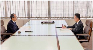 杉本知事(右)に報告する社長の森本(左)