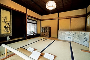 山川家の離れ座敷、室内