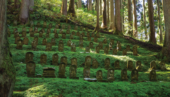 水海の松山山腹に立ち並ぶ、四国八十八箇所霊場の本尊の姿を摸した石仏群