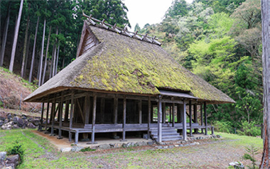 江戸初期に建てられ、今日まで守り継がれてきた納田終薬師堂
