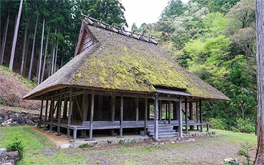 江戸初期に建てられ、今日まで守り継がれてきた納田終薬師堂 江戸初期に建てられ、今日まで守り継がれてきた納田終薬師堂