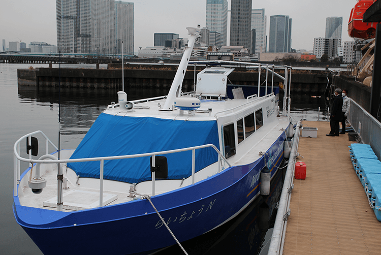 東京海洋大学内ポンドに停泊する実験船「らいちょうＮ」