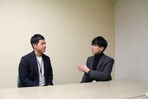 ソリューション本部 eモビリティ事業グループ 村井玲央（左） 古田将空（右）