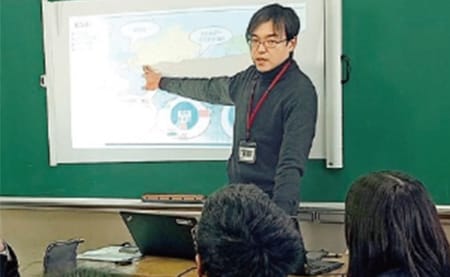 万博に向け出前授業を実施。未来を担う子供たちに、SDGs達成に向けた関西電力送配電の取り組みや、「未来の都市」パビリオンの魅力などを伝えている