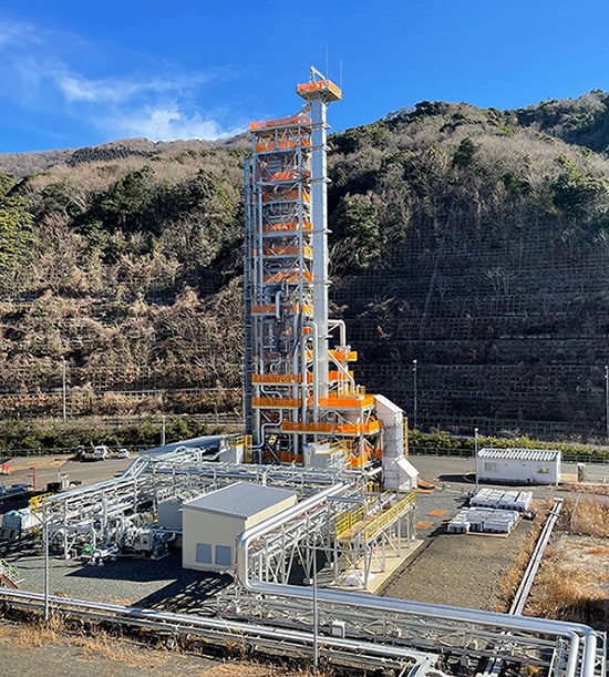 関西電力舞鶴発電所内のCO2回収設備　提供：川崎重工業