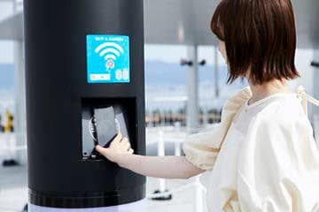 太陽光で発電した電気でスマートフォンを充電