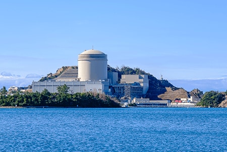 美浜発電所（福井県）：1970年美浜1号機が大阪万博会場に原子の灯を試送電。写真は3号機