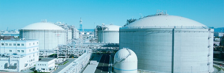 輸送されてきたLNGを貯蔵するLNG基地