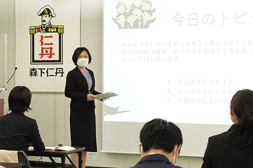 新入社員研修を行う永田さん