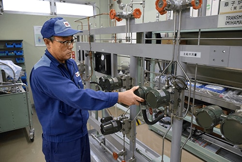 シミュレーターの調整を行う松若暢浩 原子力研修センター