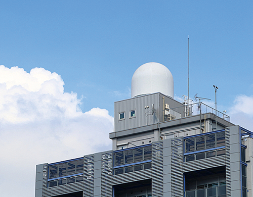 大阪大学吹田キャンパスに設置された気象レーダー（提供：大阪大学）