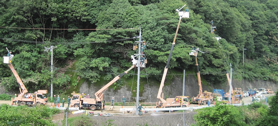 災害時には関西電力グループの総力を結集させ復旧にあたる（写真：関西電力送配電）