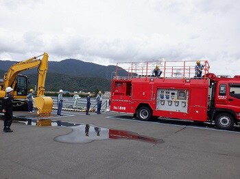 現場実動訓練(送水車の接続訓練にて、海水を取水するためのホースを敷設する様子)