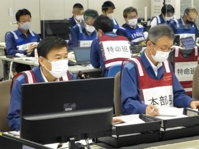 緊急時対策本部で指揮を執る社長の森(写真右)と副社長の松村(写真左)