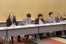 向殿委員、宮村委員、政野委員、篠崎委員、黒田委員(左から)