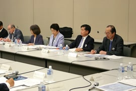 黒田委員、篠崎委員、政野委員、宮村委員、向殿委員(左から)