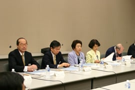 向殿委員、宮村委員、政野委員、篠崎委員、黒田委員(左から)