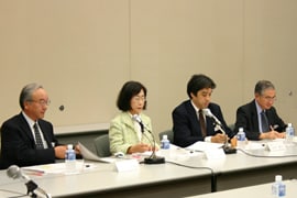 増田委員、槇村委員、田中委員、小松原委員(左から)