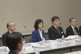 増田委員、槇村委員、田中委員、小松原委員(左から)