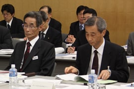 佐藤委員長（左）