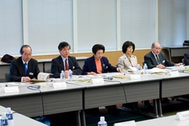 向殿委員、宮村委員、政野委員、篠崎委員、黒田委員(左から)