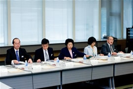 向殿委員、宮村委員、政野委員、篠崎委員、黒田委員(左から)