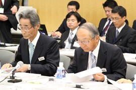 佐藤委員長、東副委員長（左から）