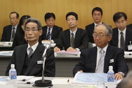 佐藤委員長、東副委員長（左から）