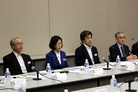 増田委員、槇村委員、田中委員、小松原委員(左から)
