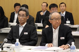 佐藤委員長、東副委員長（左から）