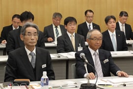 佐藤委員長、東副委員長（左から）