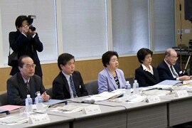向殿委員、宮村委員、政野委員、篠崎委員、黒田委員(左から)
