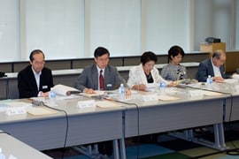 向殿委員、宮村委員、政野委員、篠崎委員、黒田委員(左から)