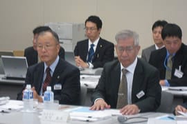 大森委員長、宮崎副委員長(右から)