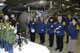 美浜発電所３号機内の献花台で黙祷を捧げる委員（左から黒田委員、大森委員長、篠崎委員、宮崎副委員長、政野委員）