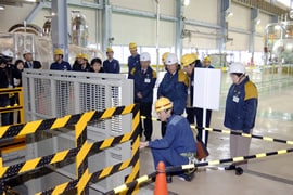 協力会社の改善提案により設置された「転落防止手すり」のについて委員に説明する様子