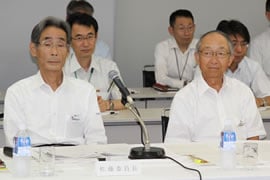 佐藤委員長、東副委員長（左から）