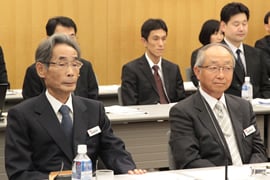 佐藤委員長、東副委員長（左から）