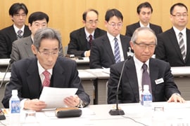 佐藤委員長、東副委員長（左から）
