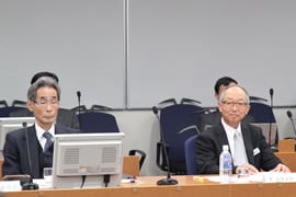 佐藤委員長（左）と東副委員長
