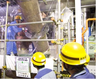 写真は新しい配管に取り替えるため、古い配管を「配管切断機」にて、切断しているところです。