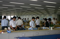 各職場で行われた黙祷の様子（8月9日）