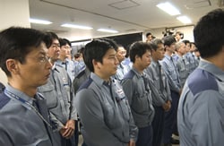 社長・森詳介の訓示に聞き入る社員（8月9日）