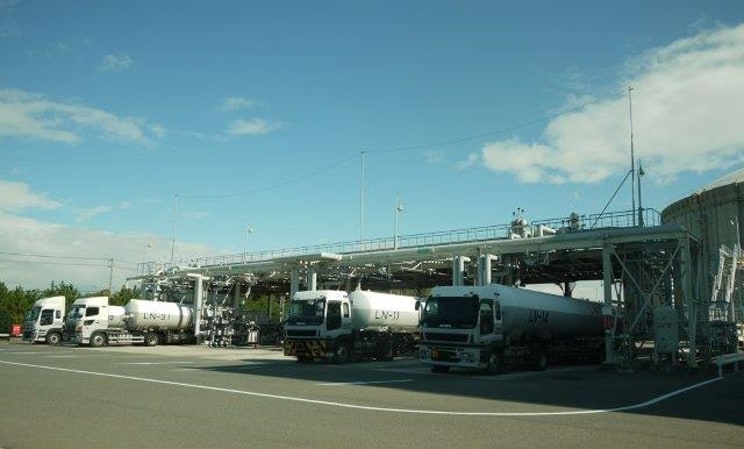 LNGローリー出荷設備、LNGローリー車