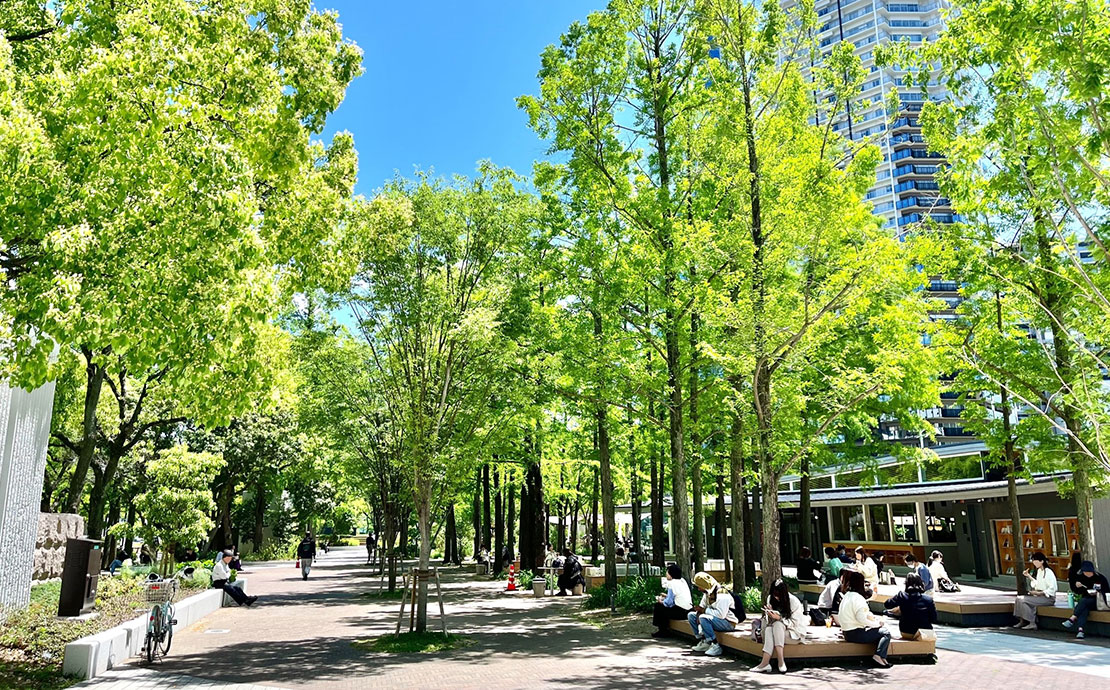 休憩スペースが設置された東遊園地「みちひろば」